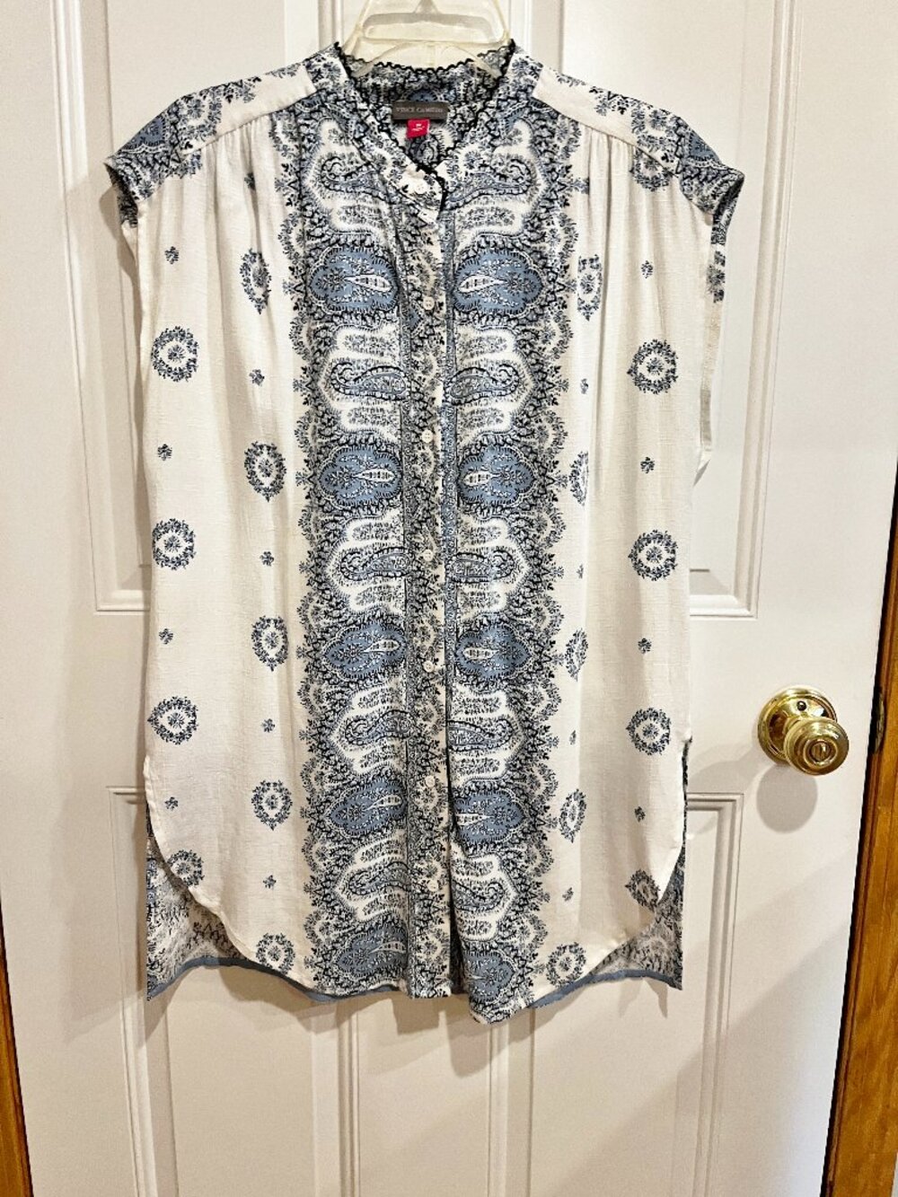 Vince Camuto Top Women M White Blue Paisley Sleeveless Button Up Tunic Shirt